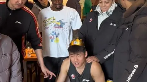 浓眉哥30分13板逆势逆转，詹姆斯18分5助8板，马刺轻松击败湖人连胜